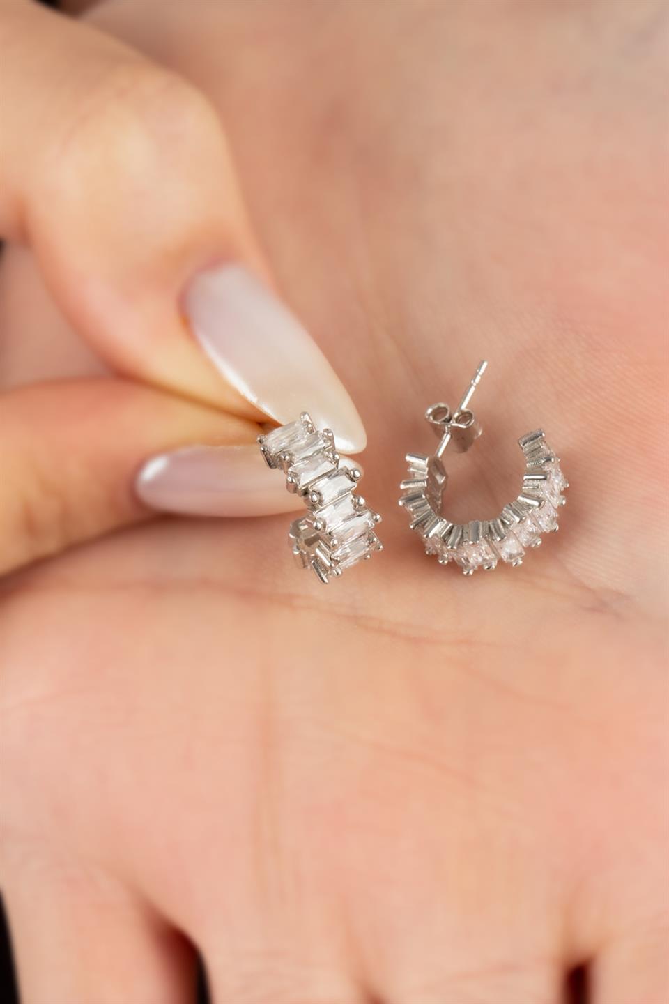 Boucles d'oreilles créoles en argent avec pierres précieuses baguette