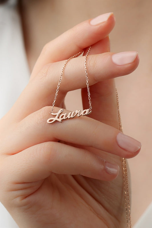 Collar de plata con nombre escrito a mano