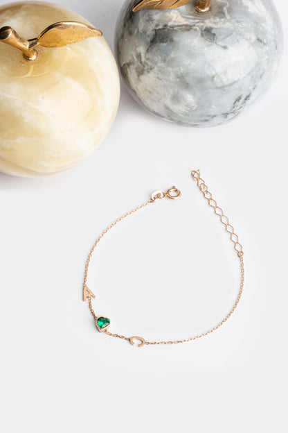 Pulsera con inicial de piedras preciosas de corazón de plata