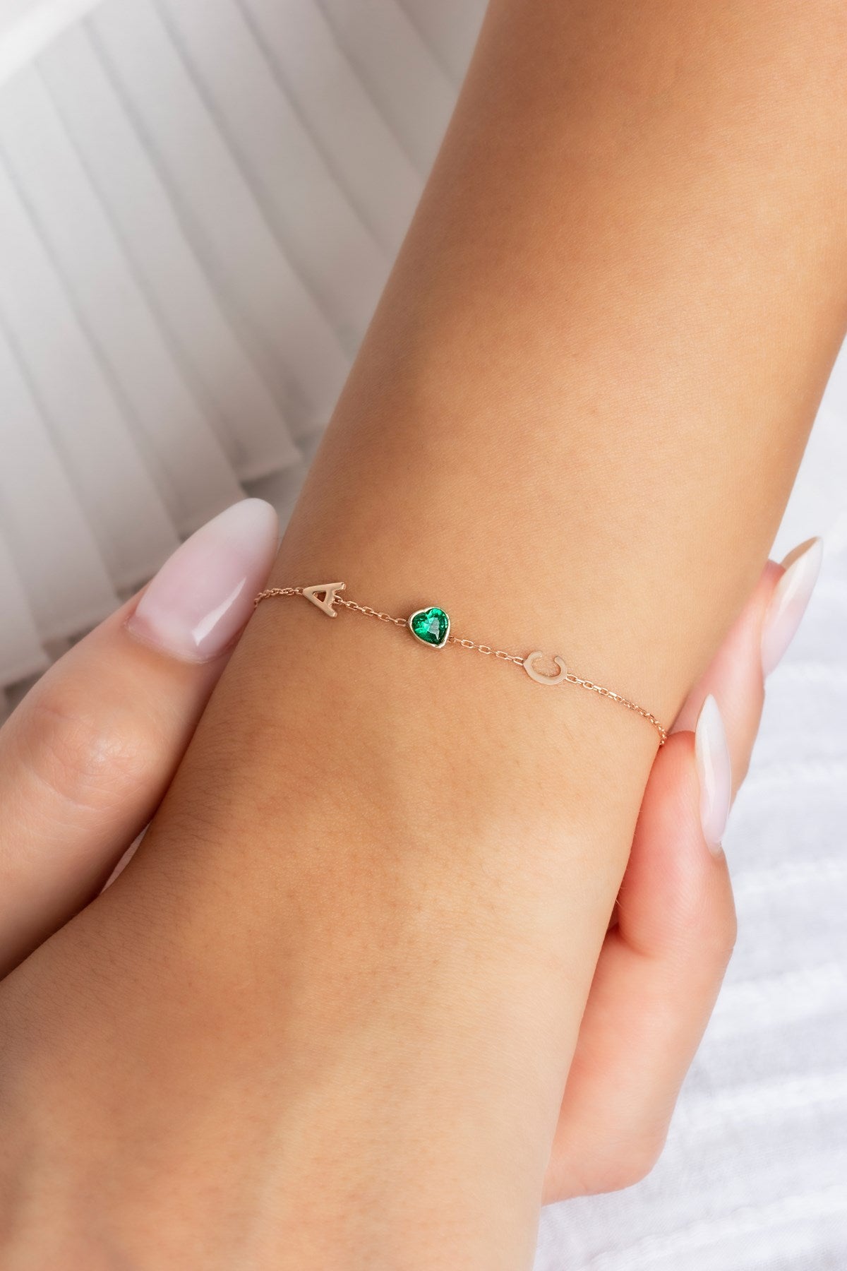 Pulsera con inicial de piedras preciosas de corazón de plata