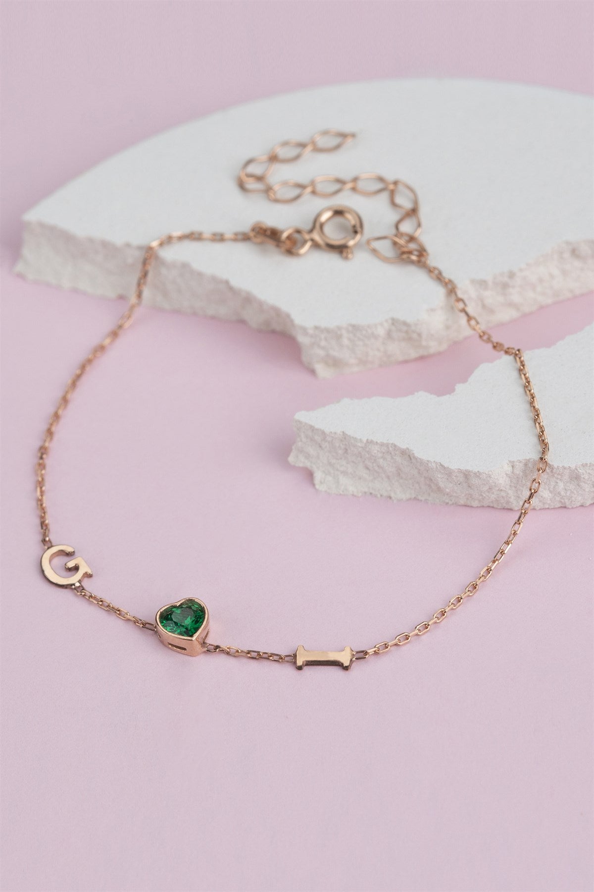 Pulsera con inicial de piedras preciosas de corazón de plata