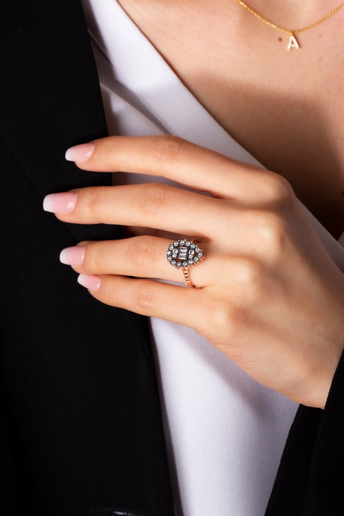 Bague en argent avec pierres précieuses en forme de goutte