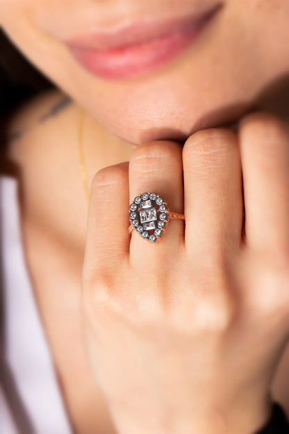 Bague en argent avec pierres précieuses en forme de goutte