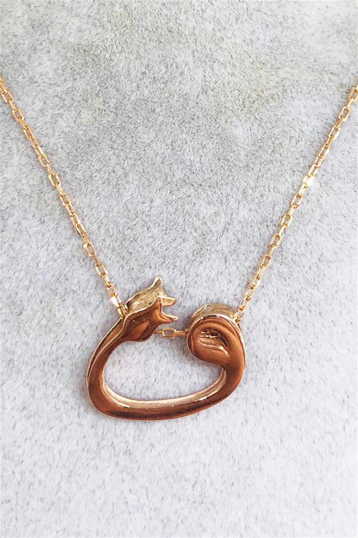 Silver Tulip Vav Letter Necklace