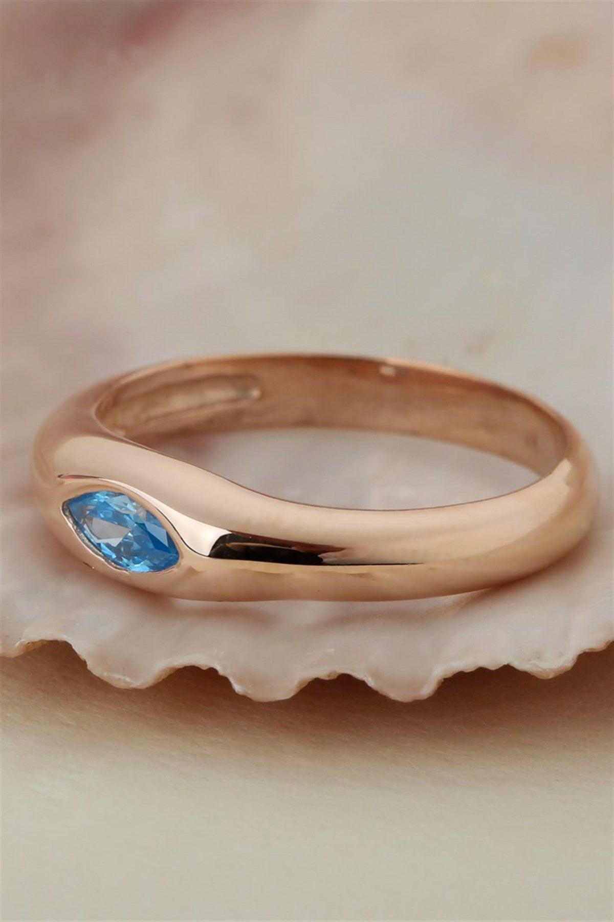 Bague de conception de pierres précieuses de navette bleue argentée