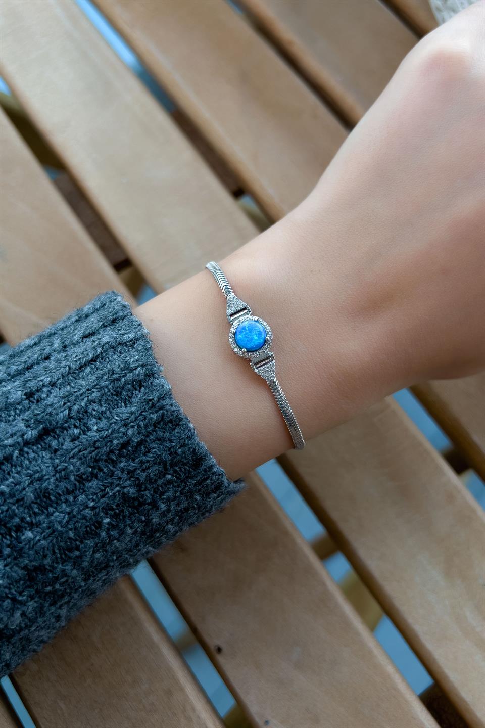 Bracelet en argent et opale bleue avec pierres précieuses