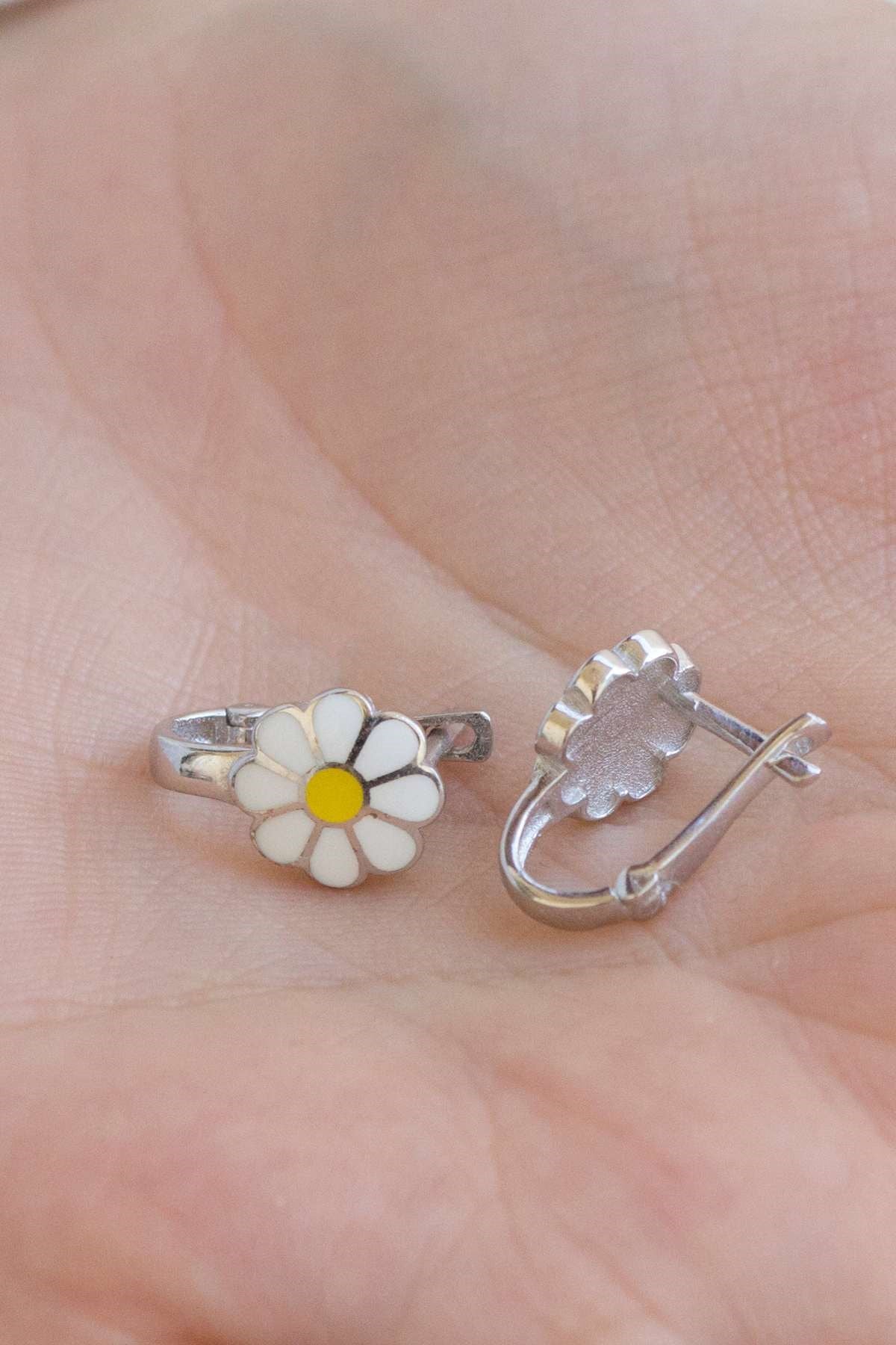 Boucles d'oreilles marguerite en émail argenté