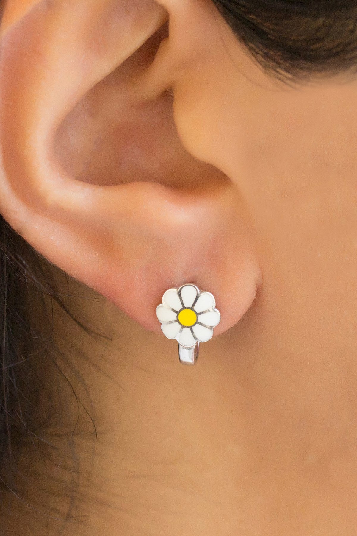 Boucles d'oreilles marguerite en émail argenté