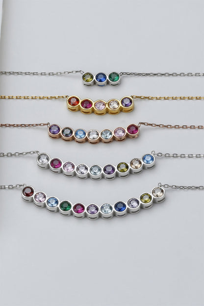 Collier argenté à cinq pierres colorées