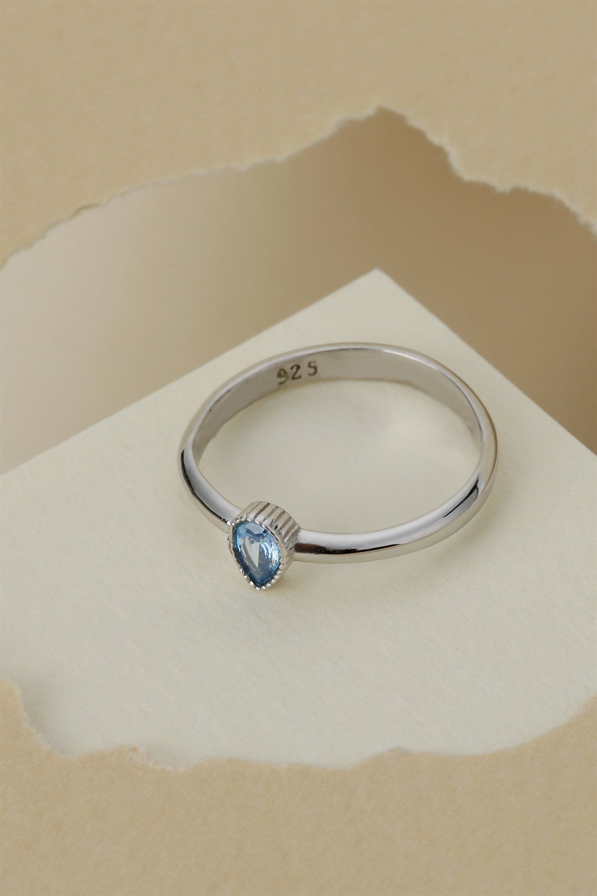 Bague goutte de pierres précieuses colorées en argent