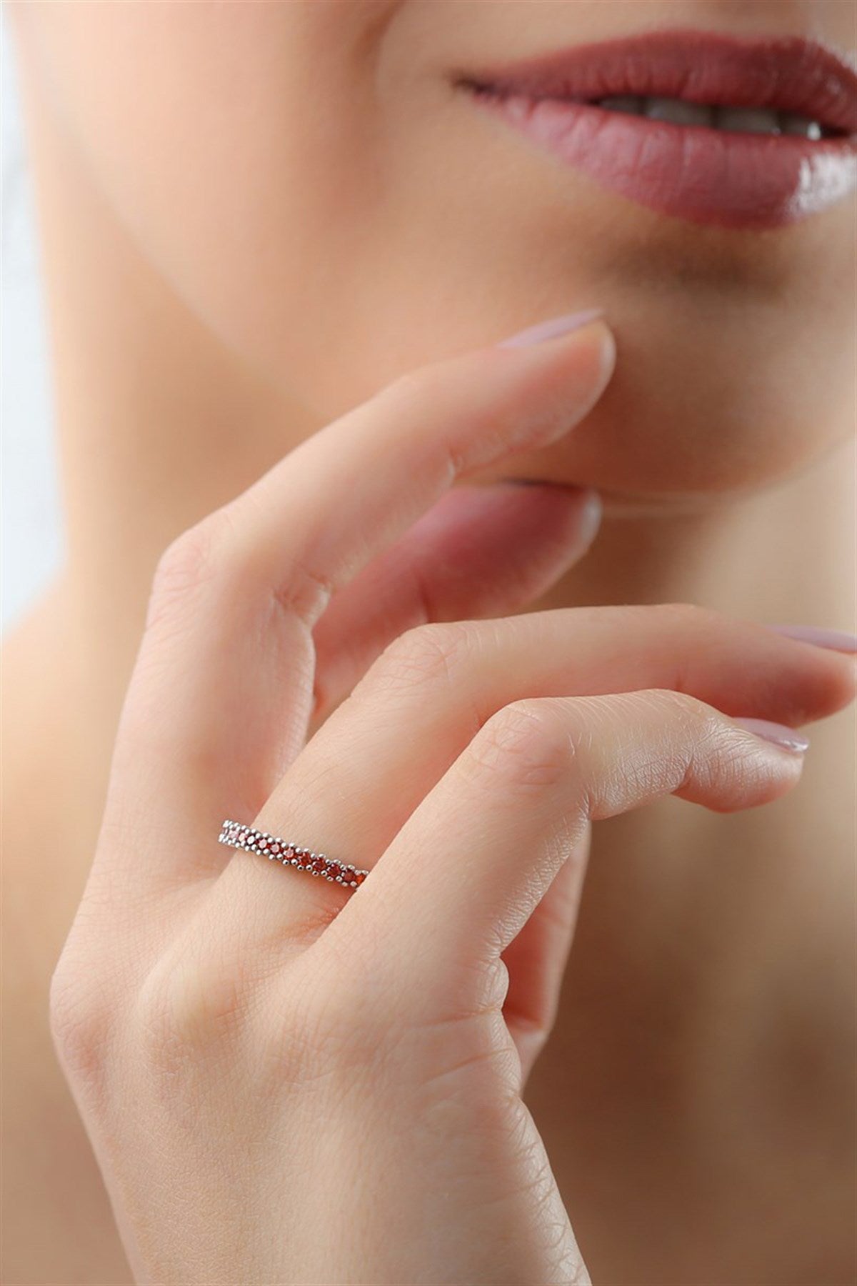 Bague en argent avec pierres précieuses colorées