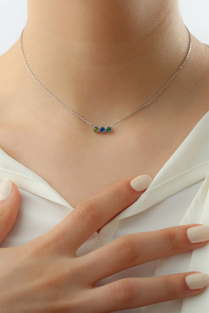 Collier argenté à trois pierres colorées