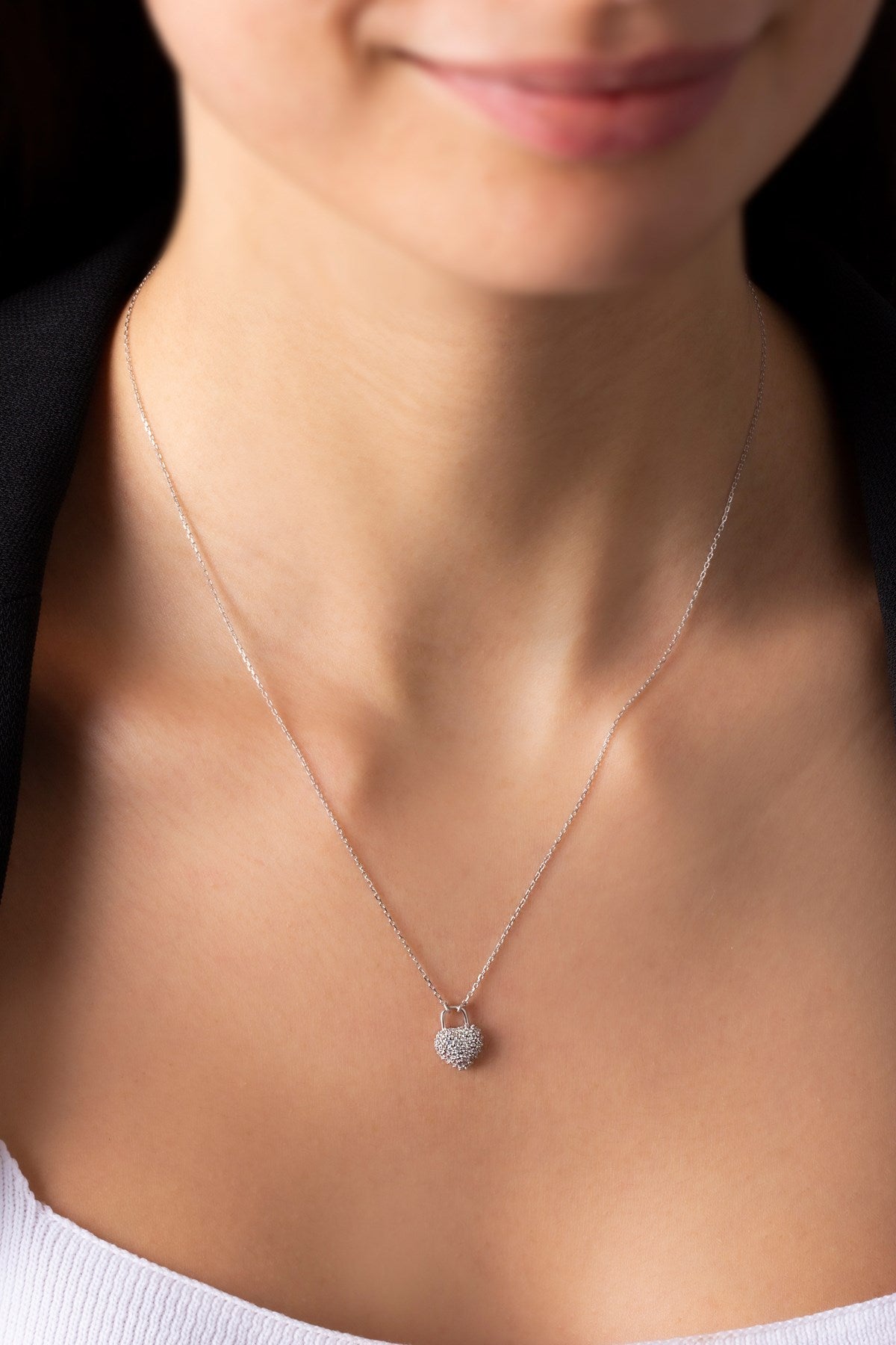 Collar de corazón minimalista con piedras preciosas de plata