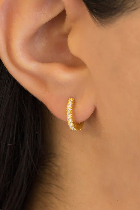 Boucles d'oreilles créoles en argent avec pierres précieuses de petite taille