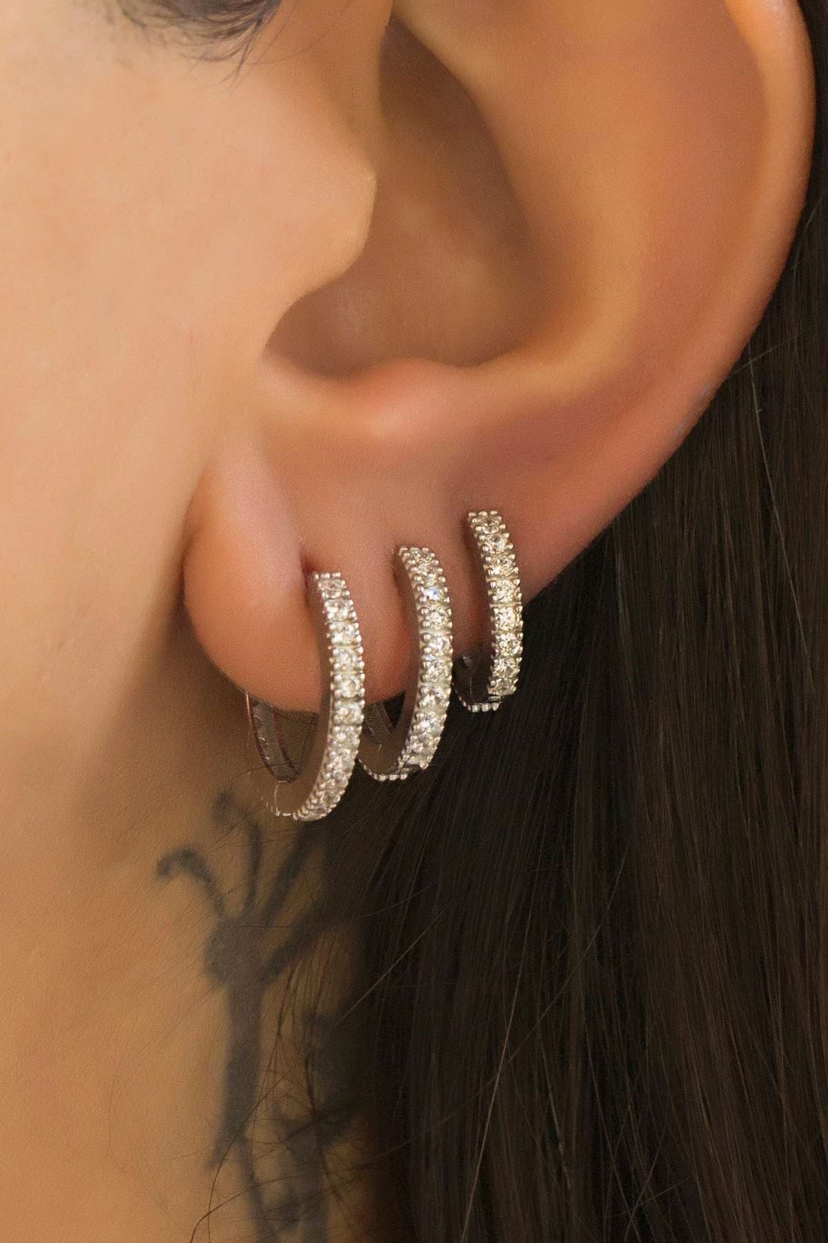 Boucles d'oreilles créoles en argent avec pierres précieuses de petite taille