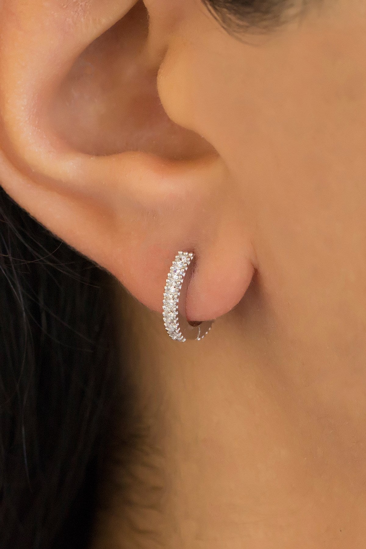 Boucles d'oreilles créoles en argent avec pierres précieuses de petite taille