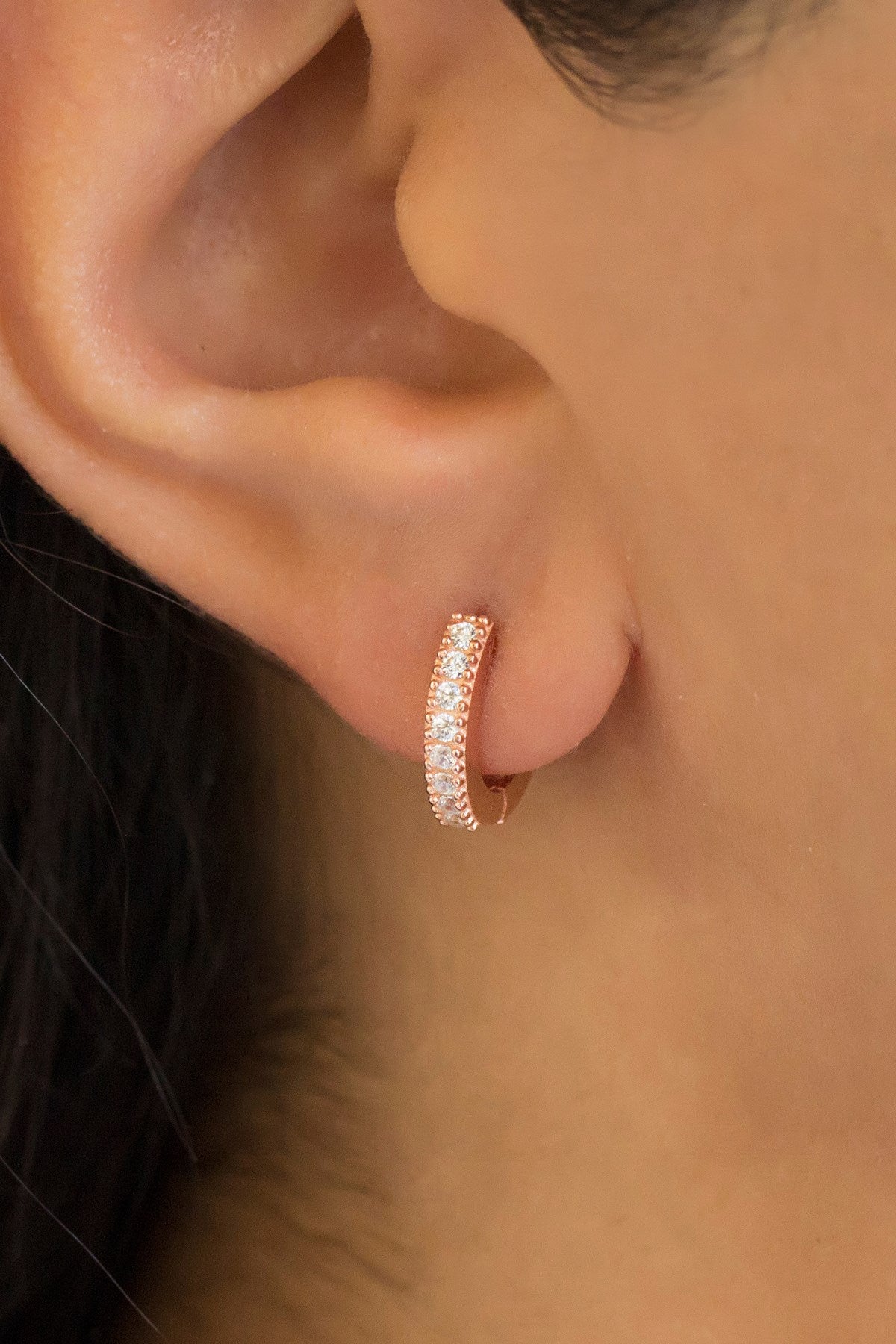 Boucles d'oreilles créoles en argent avec pierres précieuses de petite taille