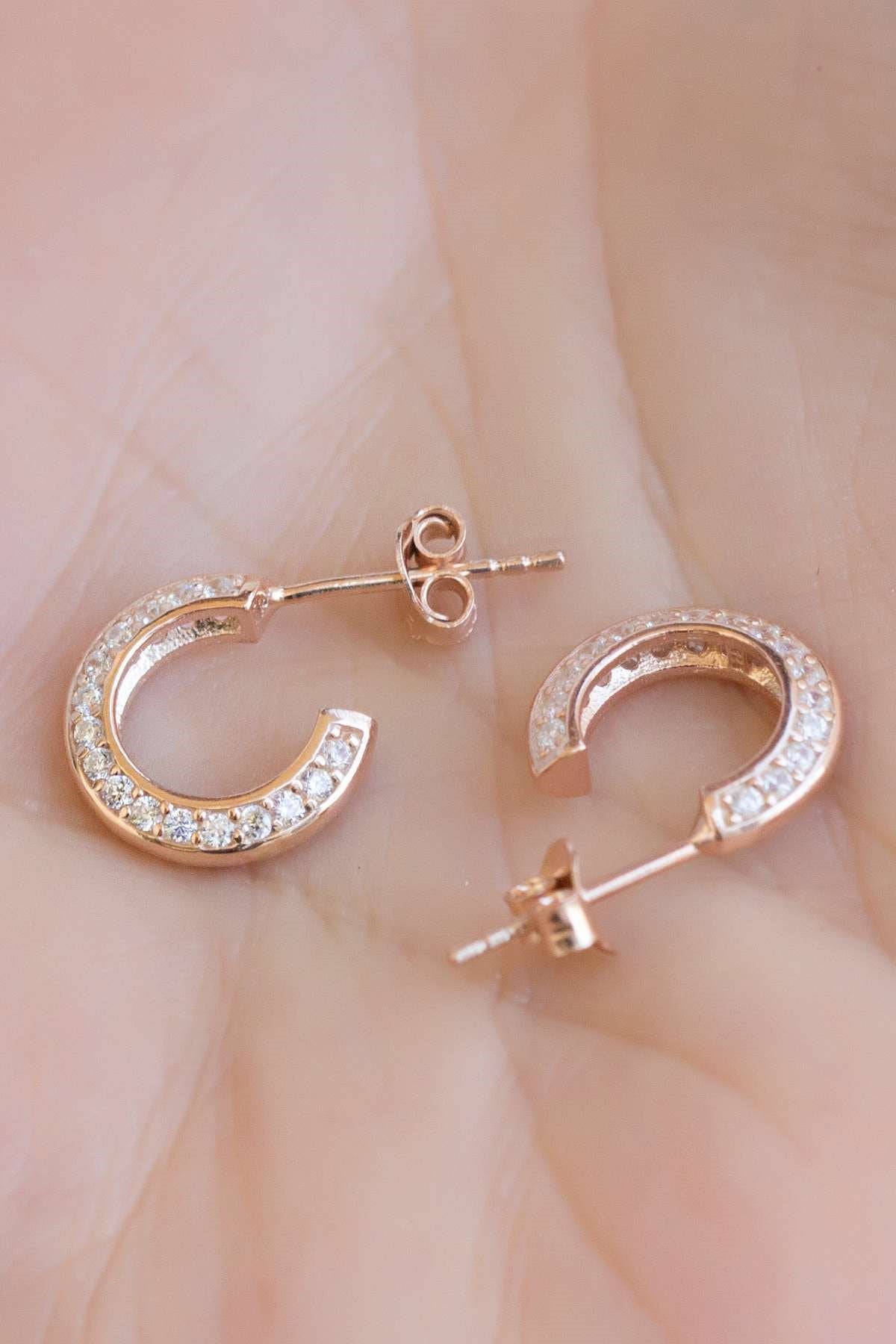 Boucles d'oreilles créoles en argent avec pierres précieuses de petite taille