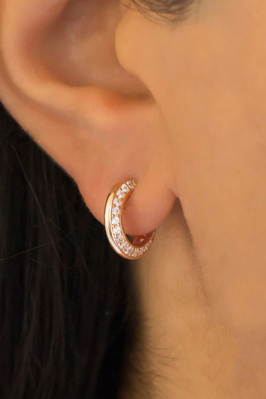 Boucles d'oreilles créoles en argent avec pierres précieuses de petite taille