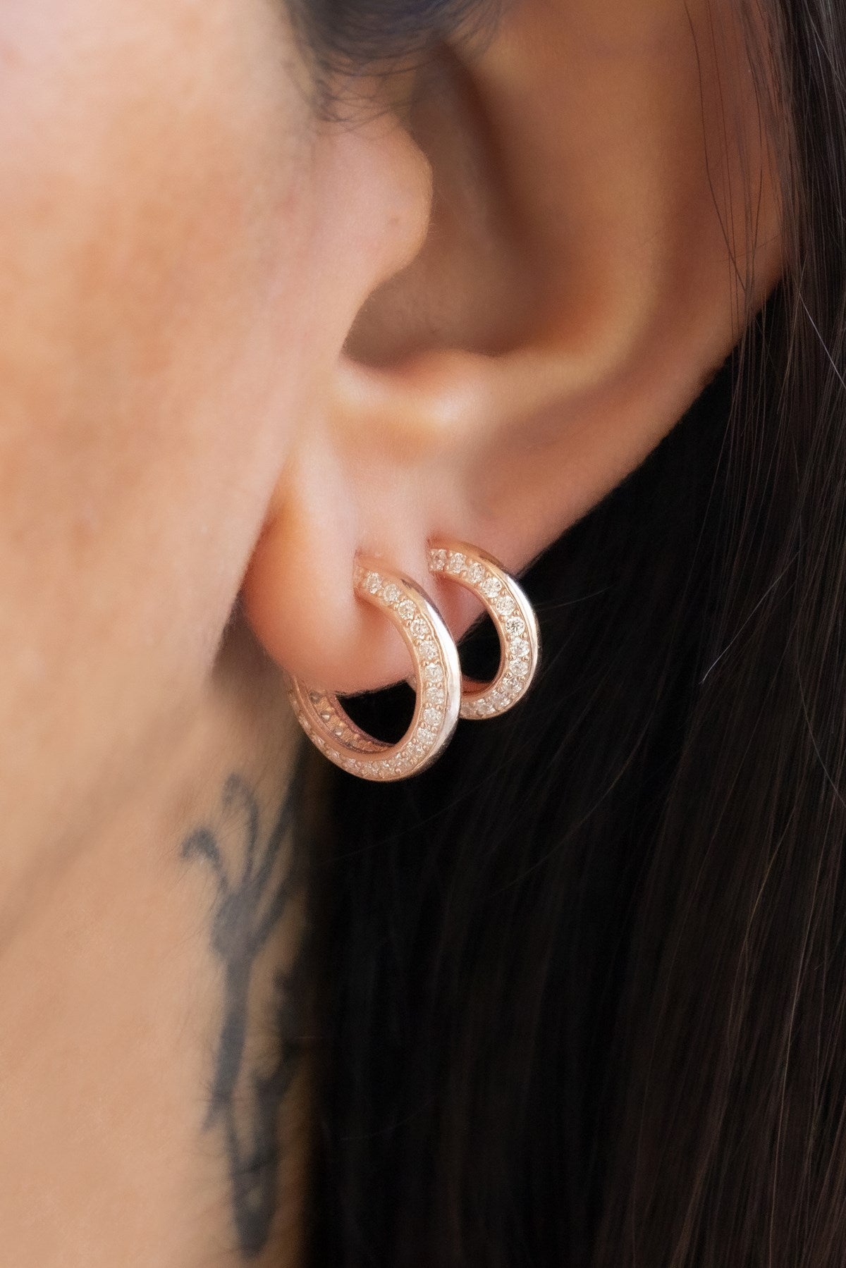 Boucles d'oreilles créoles en argent avec pierres précieuses de petite taille