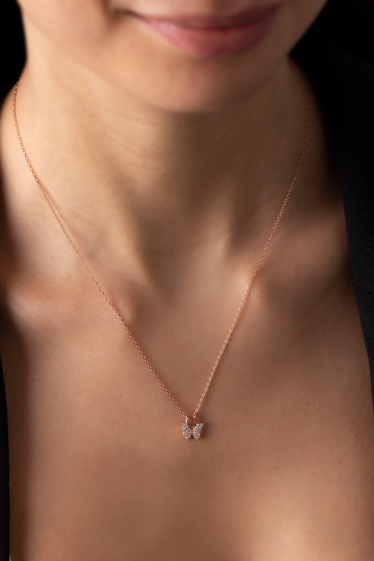 Collier papillon minimal en pierre précieuse argentée