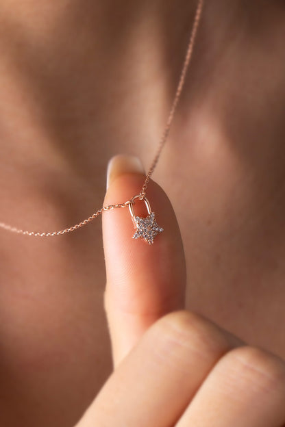 Collar de estrella minimalista con piedras preciosas de plata