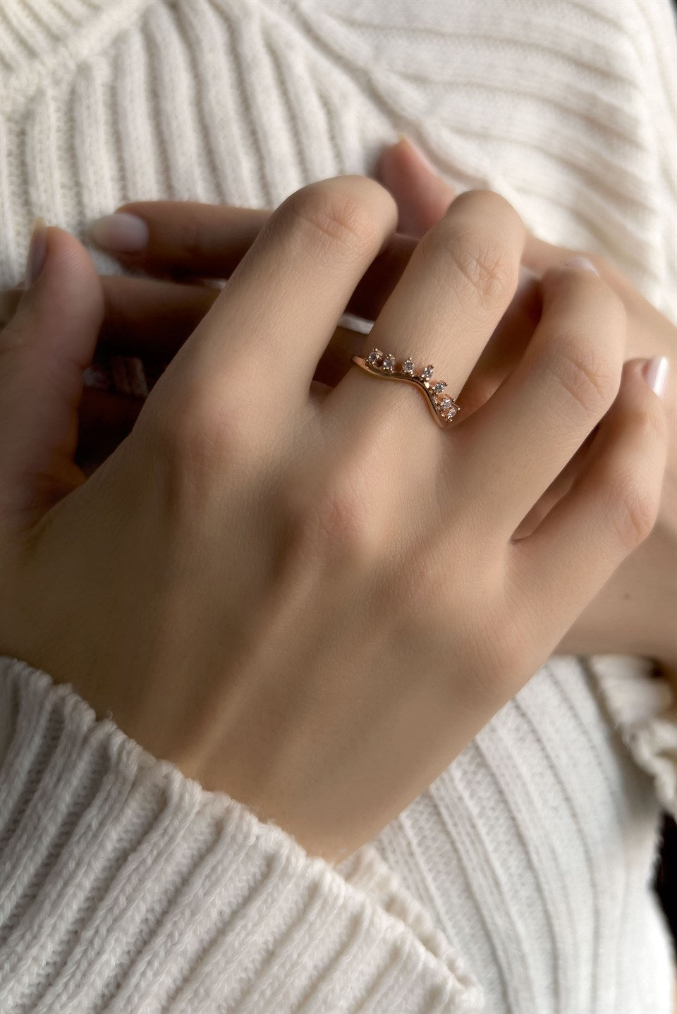 Anillo mínimo de piedras preciosas de plata