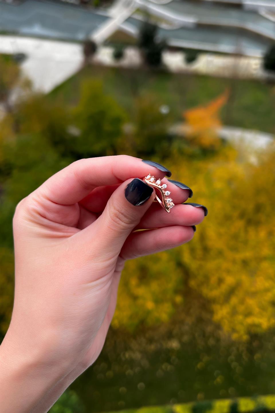 Anillo mínimo de piedras preciosas de plata