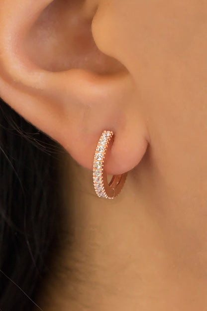 Boucles d'oreilles créoles de taille moyenne en argent avec pierres précieuses