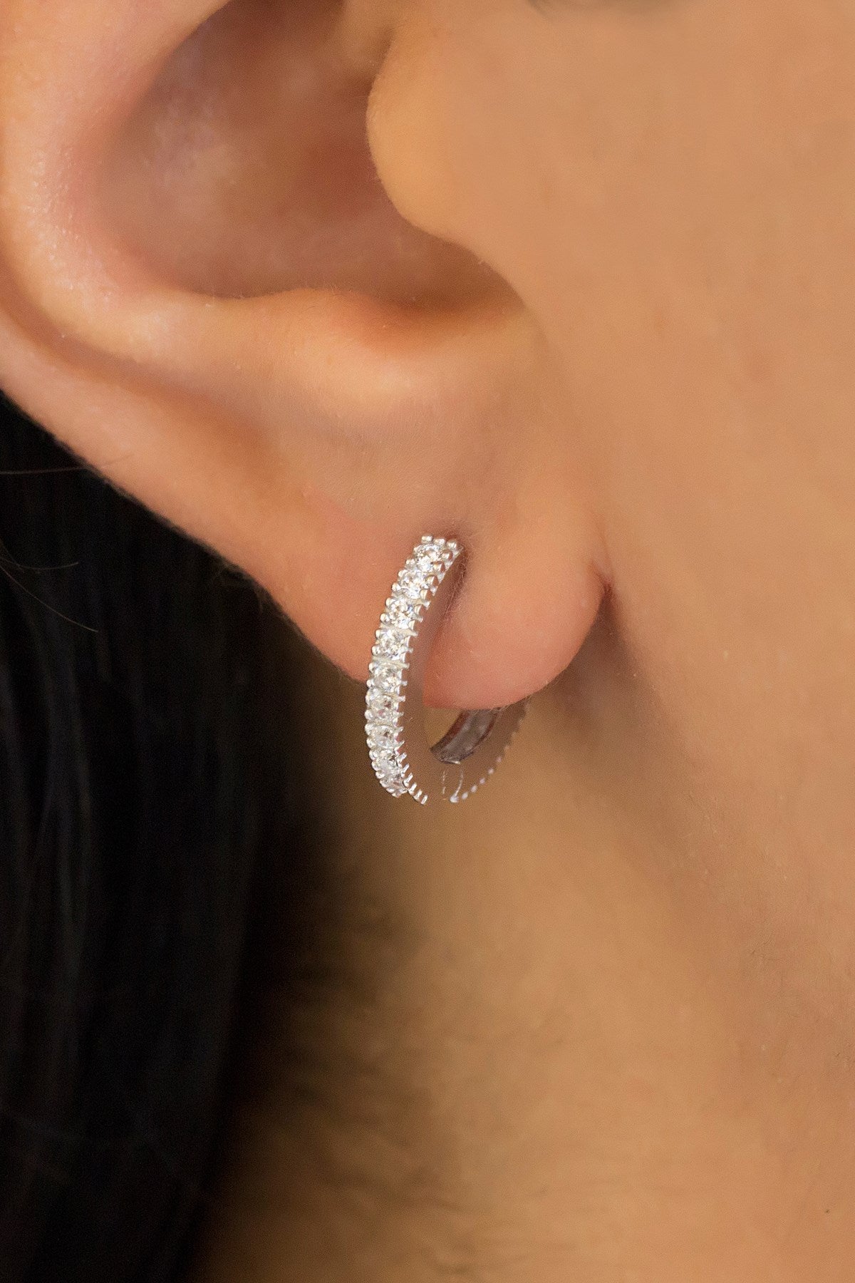 Boucles d'oreilles créoles de taille moyenne en argent avec pierres précieuses