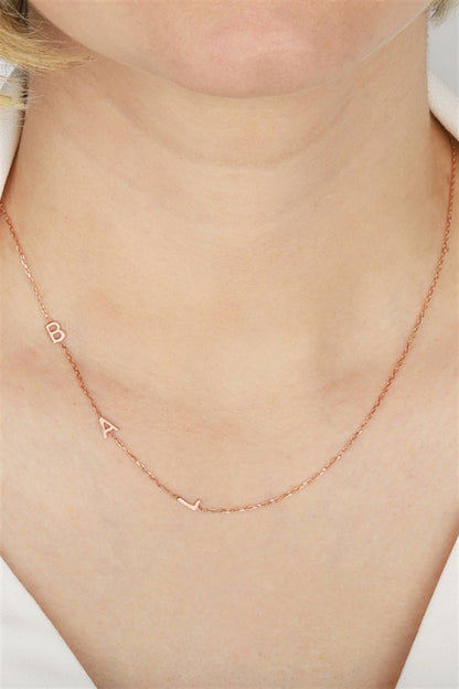 Collar con inicial lateral plateada