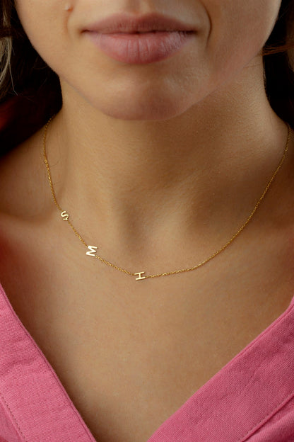 Collar con inicial lateral plateada