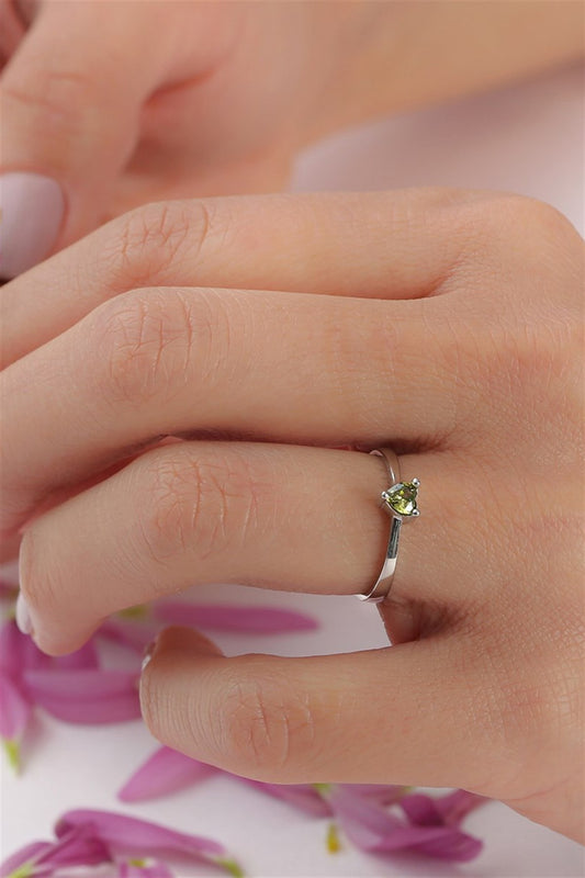 Bague en argent avec pierres précieuses en forme de cœur vert