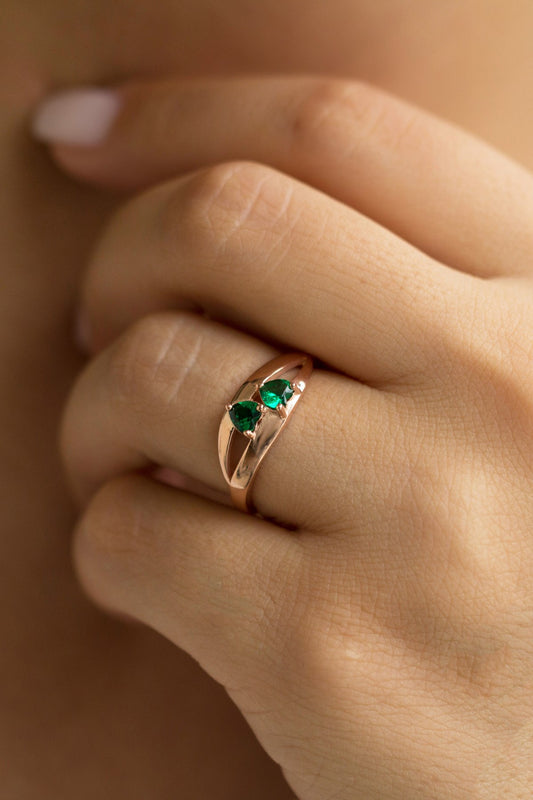 Bague en argent avec pierres précieuses en forme de cœur vert