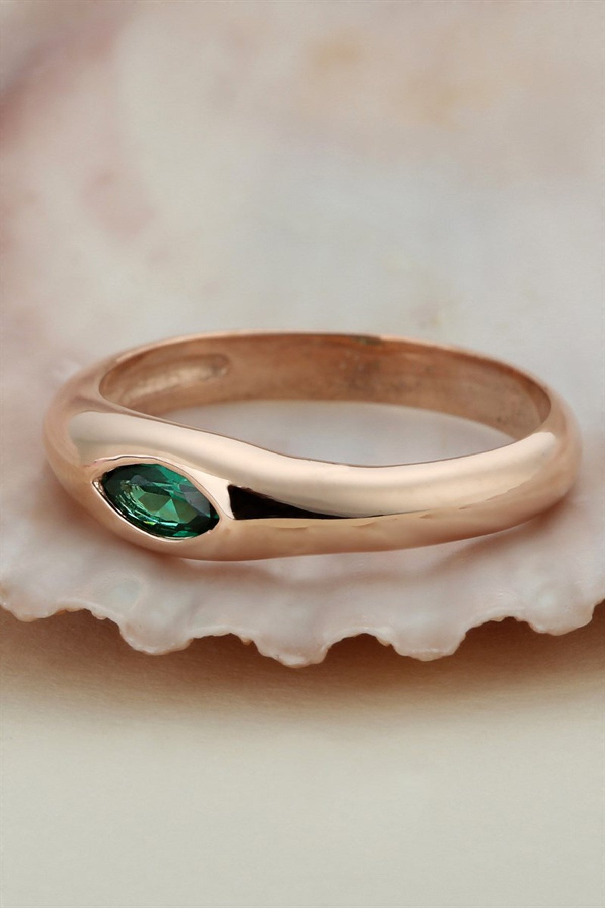 Anillo con diseño de piedra preciosa de lanzadera verde plateado