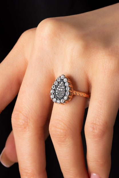 Bague en argent avec pierres précieuses en forme de goutte