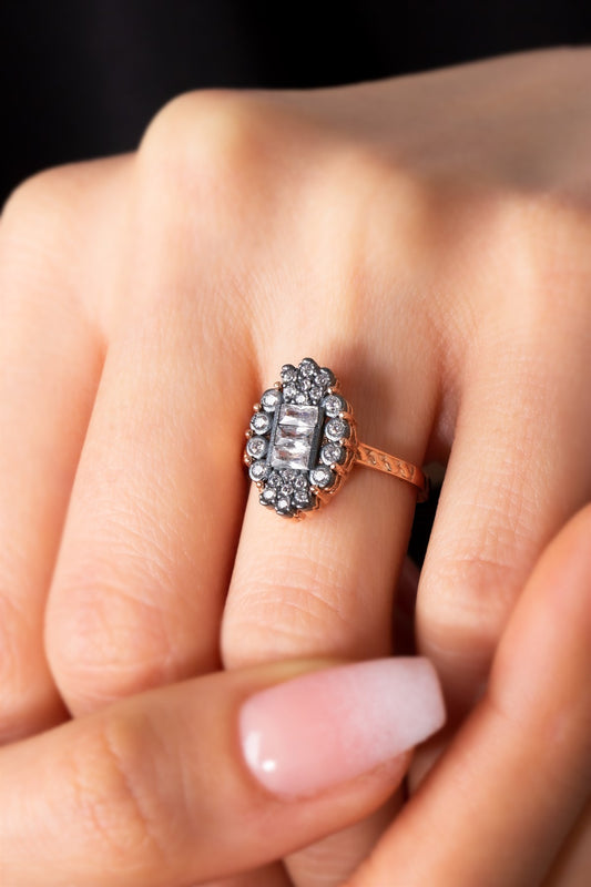 Bague en argent avec pierres précieuses