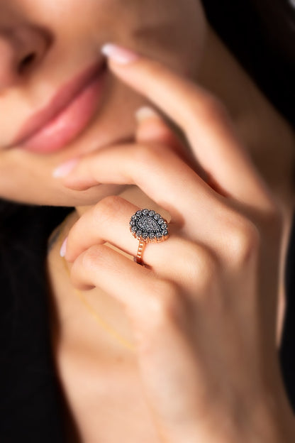 Bague en argent avec pierres précieuses en forme de goutte